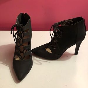 Restricted black tie up heels